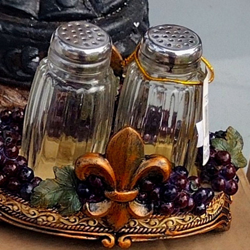 Salt and pepper set